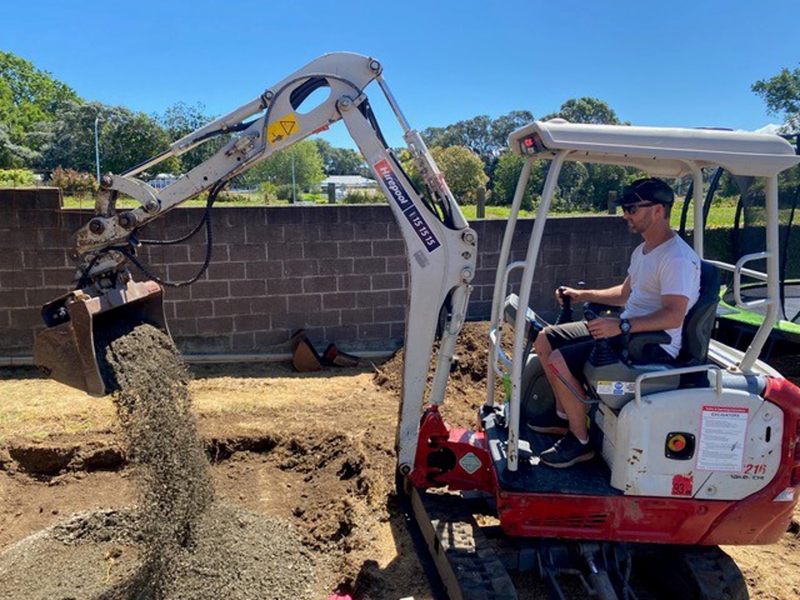richard-mills-excavator-tail-swing