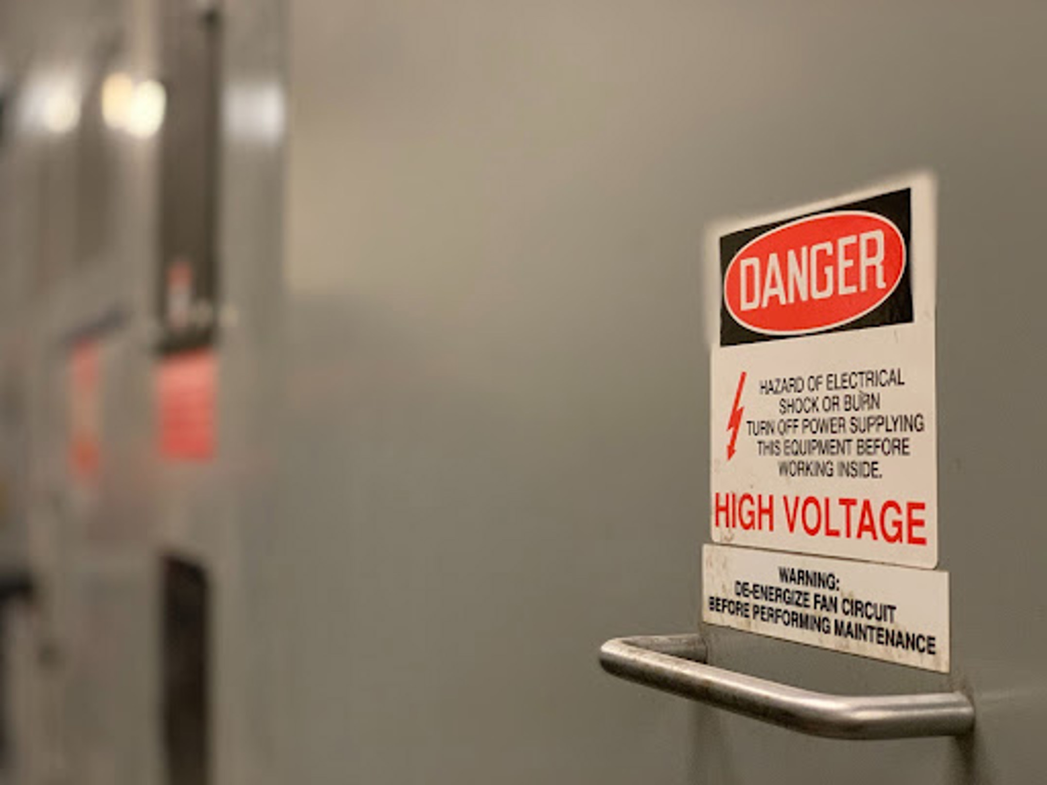 safety-sign-on-building-site